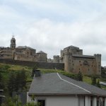zicht op puebla de sanabria vanuit albergue casa luz